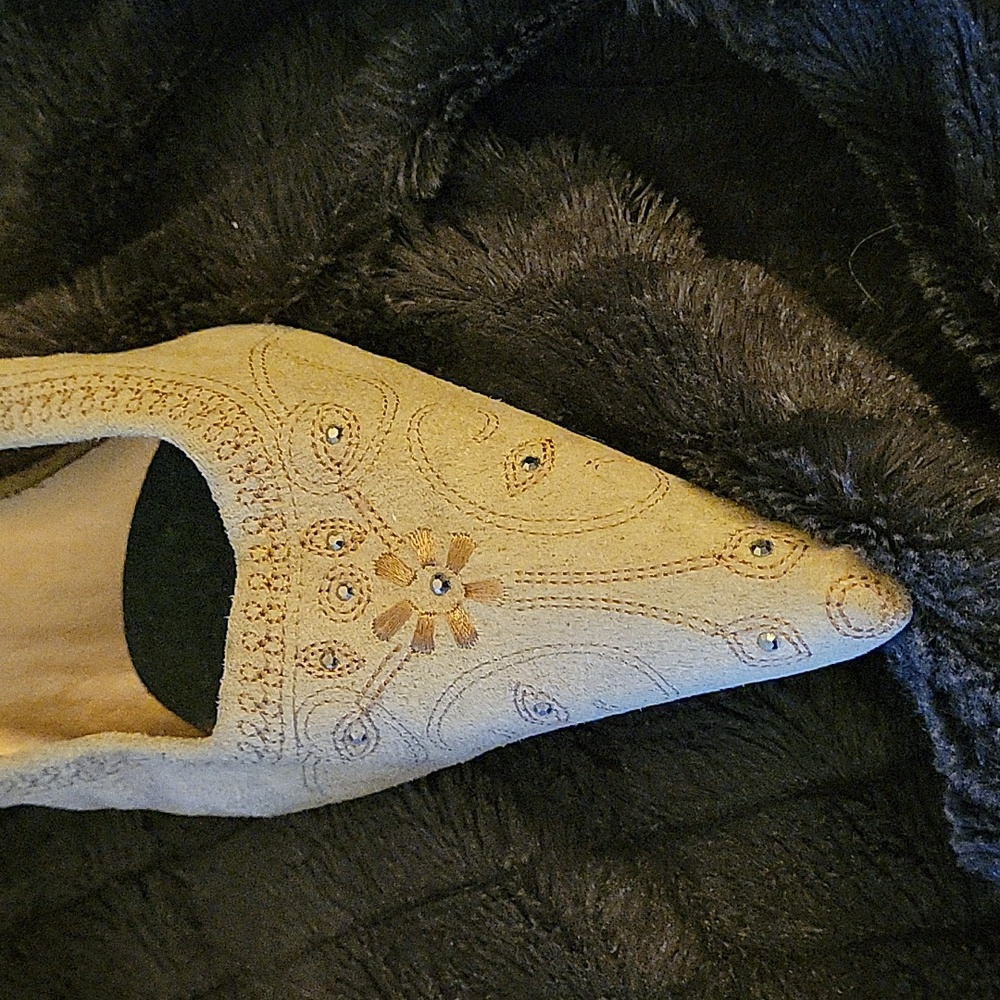 Pierre Dumas Women's Tan Embroidered Mules - Picture 3 of 7